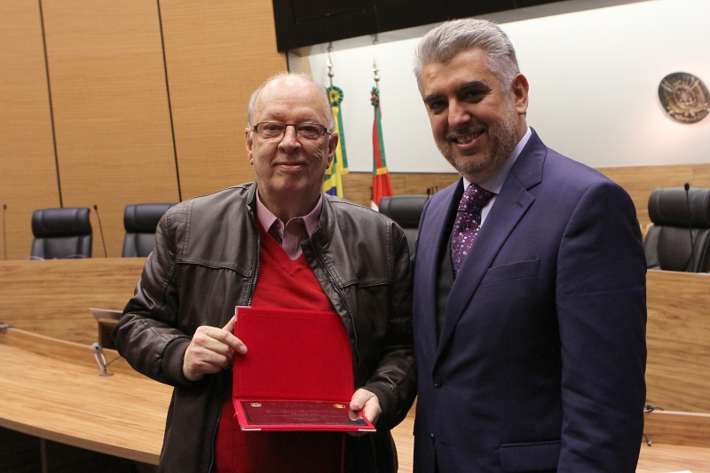 Fernando Albrecht (e) foi agraciado pelo procurador-geral Da Camino 