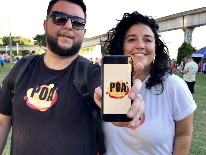 Guilherme e Thiana  divulgam as iniciativas que acontecem na cidade Foto: POA NA RUA/DIVULGAÇÃO/JC