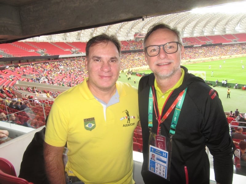 Mauro Guilherme Araújo, diretor da Arena, com Paulo Urnau Pinheiro, CEO da Brio, no amistoso Brasil X Honduras, no Beira-Rio