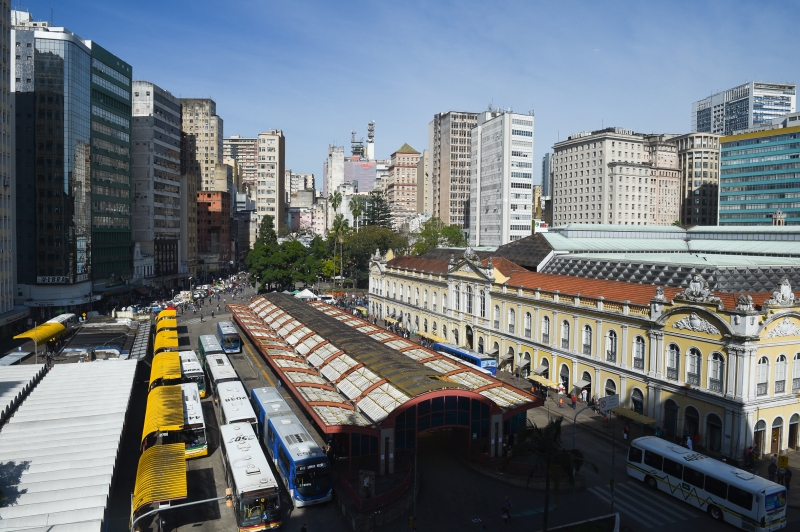 Uma das medidas propostas é recuperar a identidade da Praça Parobé, hoje terminal de ônibus junto ao Mercado Público