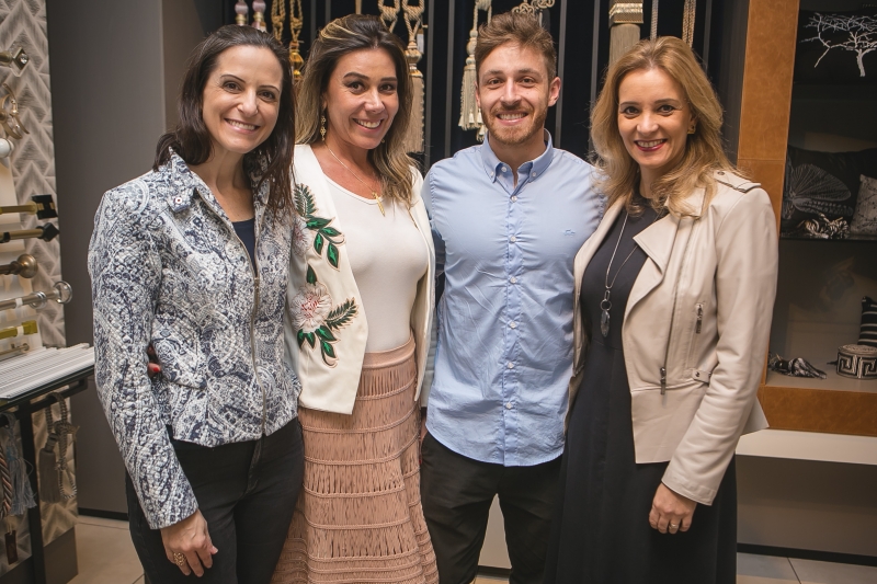 Carla Zignani, Adriane Karkow, Daniel Pontalti e Adriane Cesa em reunião da Associação Sala de Arquitetos, em Caxias do Sul
