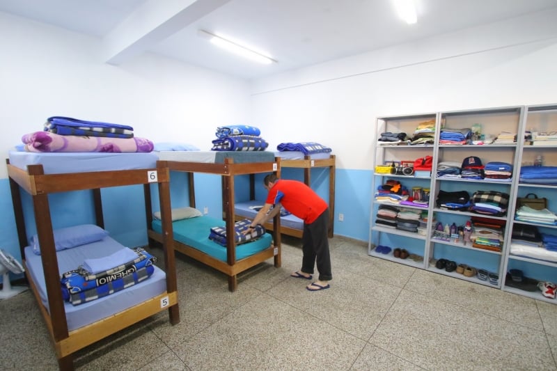 Ao chegar na casa, recuperandos recebem roupas, cama e uma estante para colocar seus pertences