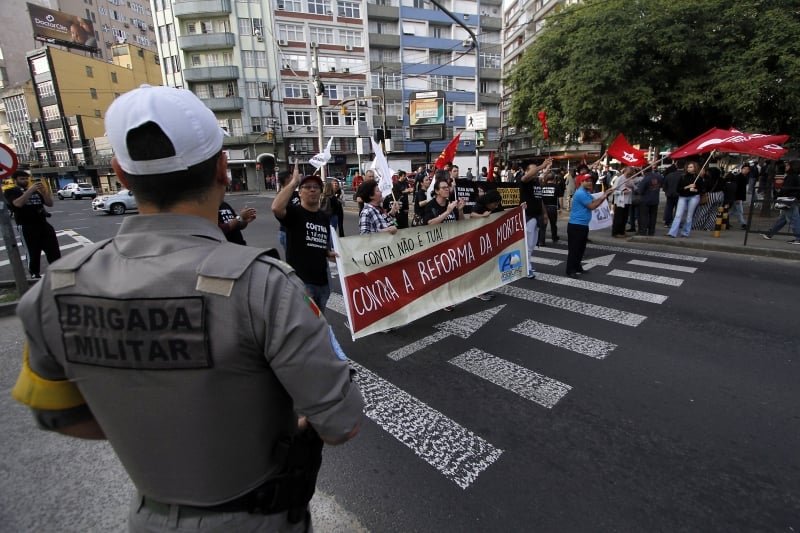 {'nm_midia_inter_thumb1':'https://www.jornaldocomercio.com/_midias/jpg/2019/06/14/206x137/1_mgr140619paralisacao_sindisaude010-8753888.jpg', 'id_midia_tipo':'2', 'id_tetag_galer':'', 'id_midia':'5d039a2b02d8e', 'cd_midia':8753888, 'ds_midia_link': 'https://www.jornaldocomercio.com/_midias/jpg/2019/06/14/mgr140619paralisacao_sindisaude010-8753888.jpg', 'ds_midia': 'Greve Geral.   Reportagem verifica o Hospital de Pronto Socorro, estações de ônibus no Centro, o terminal do Trensurb na Estação Mercado e Superintendência do INSS no centro  na foto: mobilização do Sindisaúde na avenida Osvaldo Aranha em frente ao HPS', 'ds_midia_credi': 'MARCELO G. RIBEIRO/JC', 'ds_midia_titlo': 'Greve Geral.   Reportagem verifica o Hospital de Pronto Socorro, estações de ônibus no Centro, o terminal do Trensurb na Estação Mercado e Superintendência do INSS no centro  na foto: mobilização do Sindisaúde na avenida Osvaldo Aranha em frente ao HPS', 'cd_tetag': '1', 'cd_midia_w': '800', 'cd_midia_h': '533', 'align': 'Left'}