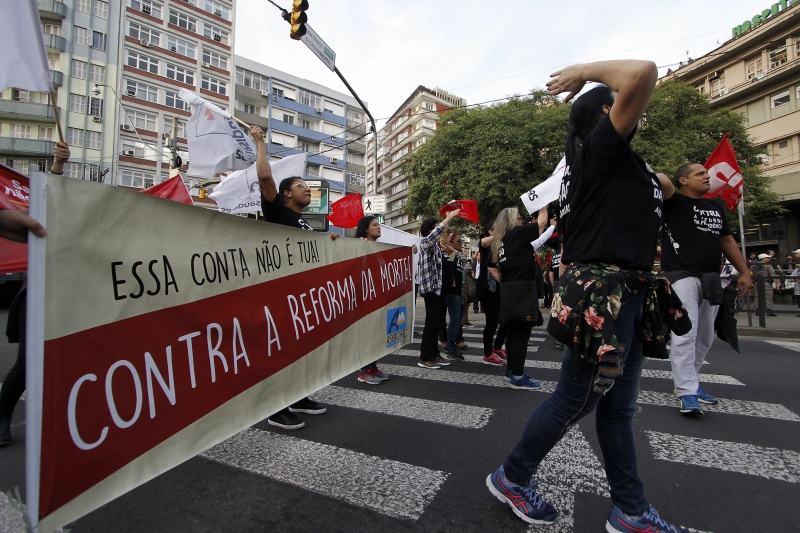 Grupo se reuniu na avenida Osvaldo Aranha após caminhada, sem interromper o trânsito