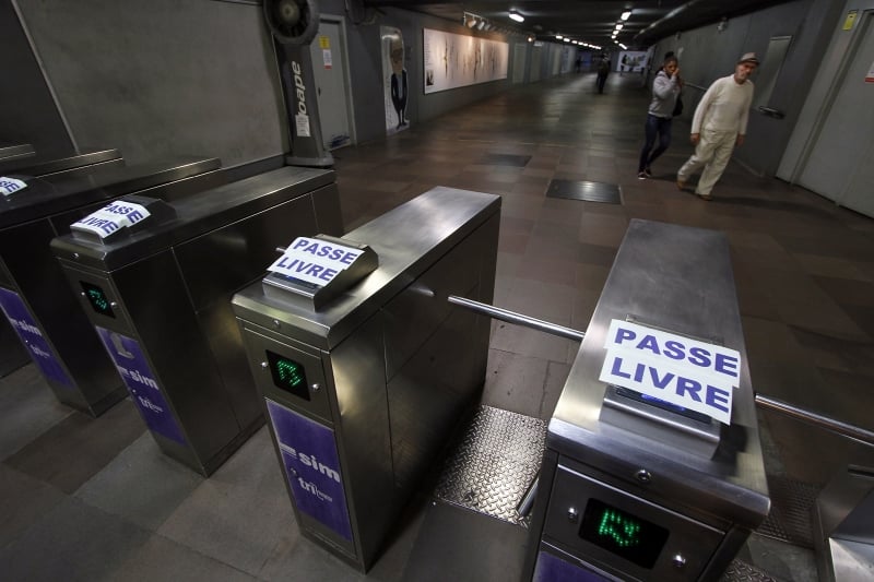 {'nm_midia_inter_thumb1':'https://www.jornaldocomercio.com/_midias/jpg/2019/06/14/206x137/1_mgr140619paralisacao_trensrb004-8753895.jpg', 'id_midia_tipo':'2', 'id_tetag_galer':'', 'id_midia':'5d039a2b02d8e', 'cd_midia':8753895, 'ds_midia_link': 'https://www.jornaldocomercio.com/_midias/jpg/2019/06/14/mgr140619paralisacao_trensrb004-8753895.jpg', 'ds_midia': 'Greve Geral.   Reportagem verifica o Hospital de Pronto Socorro, esta&ccedil;&otilde;es de &ocirc;nibus no Centro, o terminal do Trensurb na Esta&ccedil;&atilde;o Mercado e Superintend&ecirc;ncia do INSS no centro  na foto: catracas da Esta&ccedil;&atilde;o Mercado, do Trensurb, com passe livre', 'ds_midia_credi': 'MARCELO G. RIBEIRO/JC', 'ds_midia_titlo': 'Greve Geral.   Reportagem verifica o Hospital de Pronto Socorro, esta&ccedil;&otilde;es de &ocirc;nibus no Centro, o terminal do Trensurb na Esta&ccedil;&atilde;o Mercado e Superintend&ecirc;ncia do INSS no centro  na foto: catracas da Esta&ccedil;&atilde;o Mercado, do Trensurb, com passe livre', 'cd_tetag': '1', 'cd_midia_w': '800', 'cd_midia_h': '533', 'align': 'Left'}