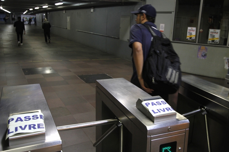 Greve Geral. 
Reportagem verifica o Hospital de Pronto Socorro, estações de ônibus no Centro, o terminal do Trensurb na Estação Mercado e Superintendência do INSS no centro
na foto: catracas da Estação Mercado, do Trensurb, com passe livre