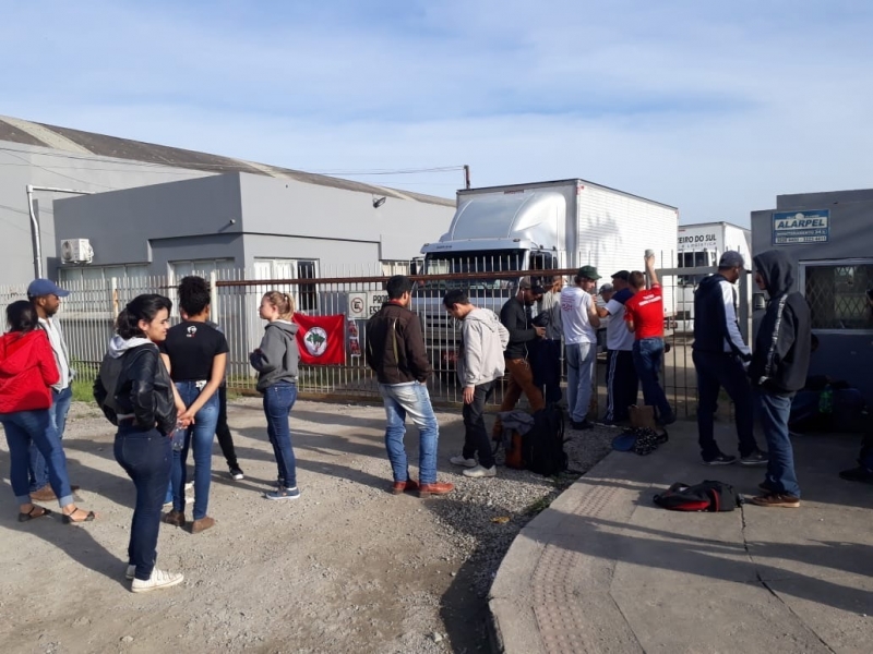 {'nm_midia_inter_thumb1':'https://www.jornaldocomercio.com/_midias/jpg/2019/06/14/206x137/1_protestos-8754348.jpg', 'id_midia_tipo':'2', 'id_tetag_galer':'', 'id_midia':'5d03f3a235ffe', 'cd_midia':8754348, 'ds_midia_link': 'https://www.jornaldocomercio.com/_midias/jpg/2019/06/14/protestos-8754348.jpg', 'ds_midia': 'Greve Geral no RS - protestos em Santa maria - piquetes em empresas de ônibus', 'ds_midia_credi': 'MST/DIVULGAÇÃO/;JC', 'ds_midia_titlo': 'Greve Geral no RS - protestos em Santa maria - piquetes em empresas de ônibus', 'cd_tetag': '1', 'cd_midia_w': '800', 'cd_midia_h': '600', 'align': 'Left'}