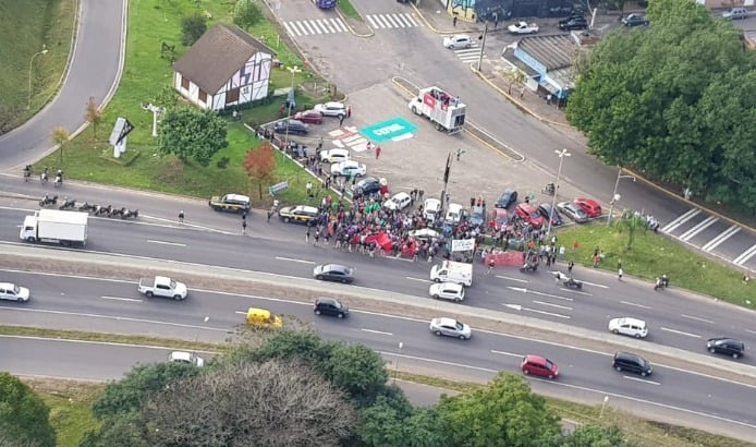 {'nm_midia_inter_thumb1':'https://www.jornaldocomercio.com/_midias/jpg/2019/06/14/206x137/1_whatsapp_image_2019_06_14_at_09_43_08-8753777.jpg', 'id_midia_tipo':'2', 'id_tetag_galer':'', 'id_midia':'5d0397e6f2426', 'cd_midia':8753777, 'ds_midia_link': 'https://www.jornaldocomercio.com/_midias/jpg/2019/06/14/whatsapp_image_2019_06_14_at_09_43_08-8753777.jpg', 'ds_midia': 'Manifestantes protestram &agrave;s margens da BR 116, pr&oacute;ximo &agrave; rodovi&aacute;ria de S&atilde;o Leopoldo. Greve geral', 'ds_midia_credi': 'PRF/divulga&ccedil;&atilde;o/JC', 'ds_midia_titlo': 'Manifestantes protestram &agrave;s margens da BR 116, pr&oacute;ximo &agrave; rodovi&aacute;ria de S&atilde;o Leopoldo. Greve geral', 'cd_tetag': '1', 'cd_midia_w': '694', 'cd_midia_h': '410', 'align': 'Left'}