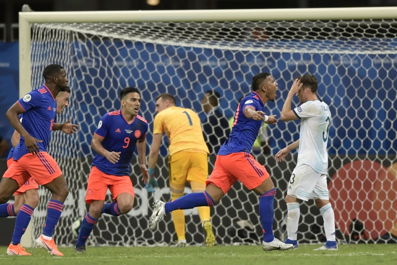 Roger Martínez celebra o gol colombiano contra o arco argentino