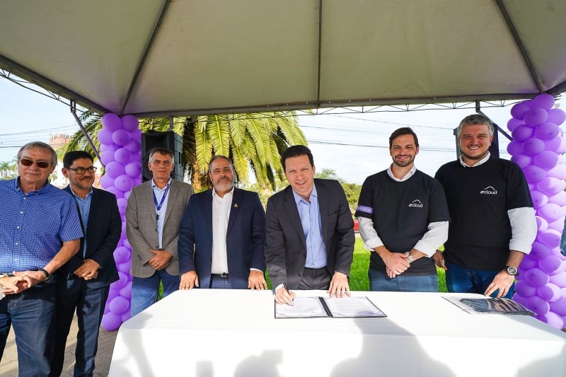 Prefeito Marchezan assina o acordo com a 2Cloud