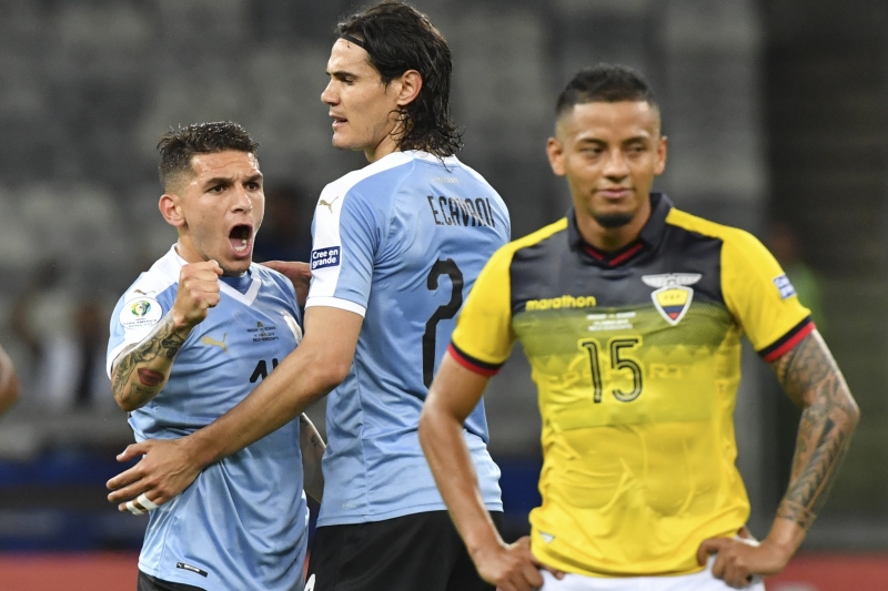 Lucas Torreira e Edinson Cavani comemoram um dos gols uruguaios contra os equatorianos