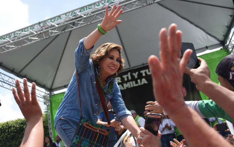 Ex-primeira-dama e candidata de centro-esquerda, Sandra Torres aparece com 25,27% dos votos