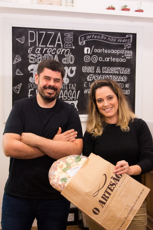 Vanelise Chaves Ferreira e Leonardo Maia sócios da pizzaria artesanal O Artesão, em Canoas Foto: Juliana Borgmann/Divulgação/JC