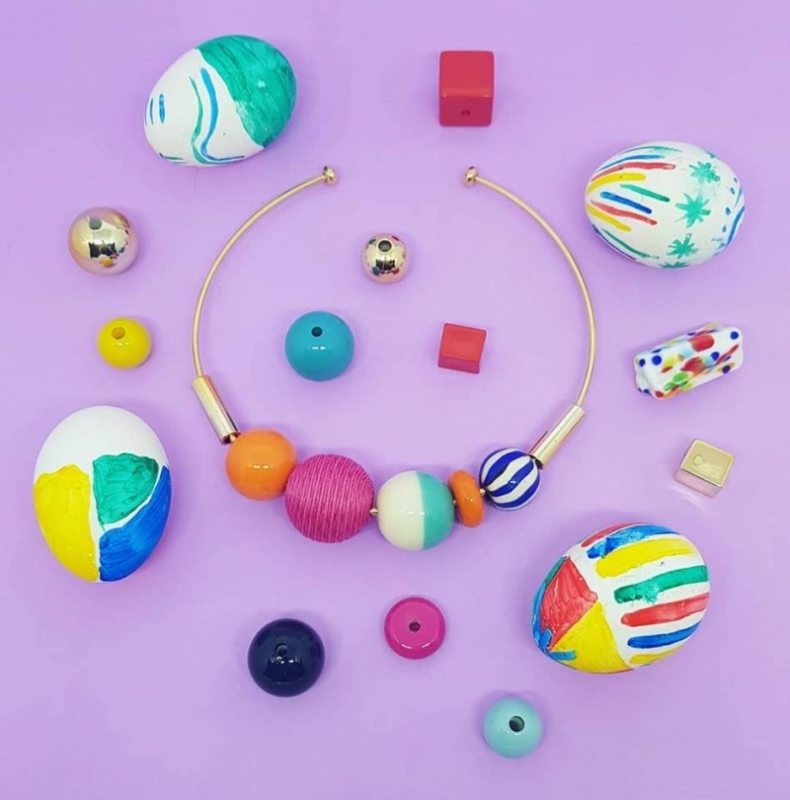 O apre&ccedil;o por mi&ccedil;angas e acess&oacute;rios vem dos momentos que Pietra viveu com o av&ocirc;  Foto: Akitti/Divulga&ccedil;&atilde;o/JC