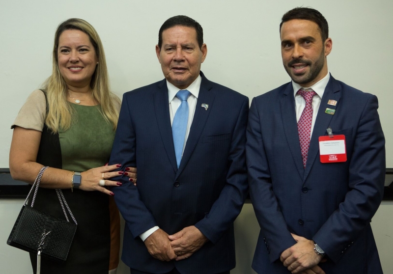 Paula Mourão e Hamilton Mourão com Eduardo Fernandez