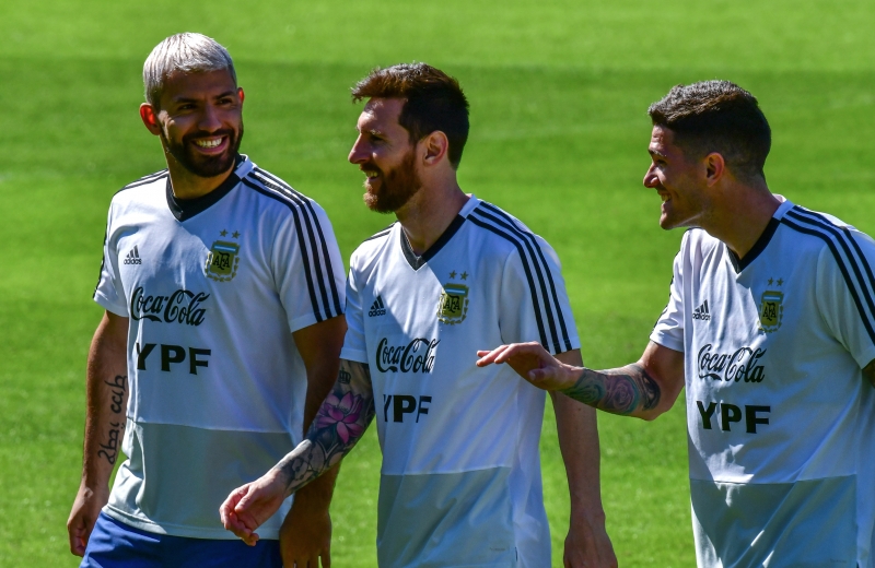 Sergio Aguero (e), Lionel Messi e Rodrigo de Paul durante os treinos em Belo Horizonte