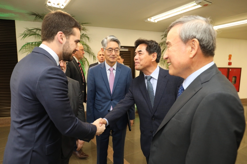 Ryu (cumprimentando Leite) comemorou a concretização do projeto