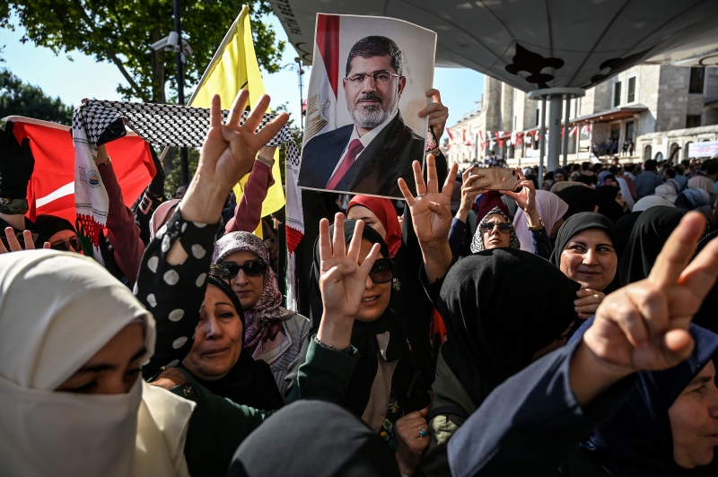 Na Turquia, membros da Irmandade Muçulmana tomaram as ruas em um misto de funeral e protesto