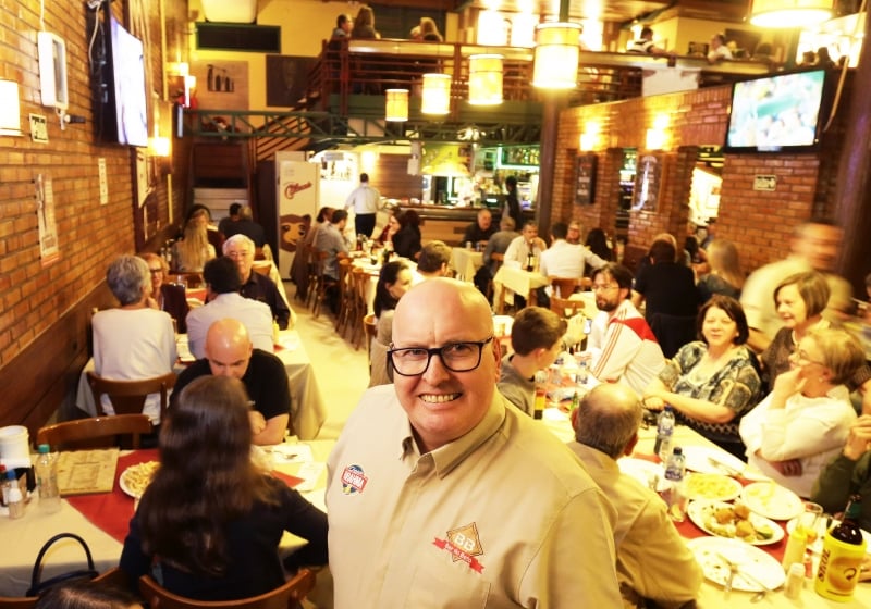 Dinarte Valentini lança autobiografia no Bar do Beto