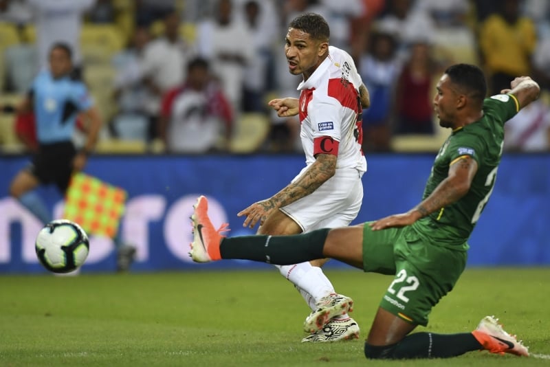 Paolo Guerreiro arremata para anotar o gol de empate do Peru