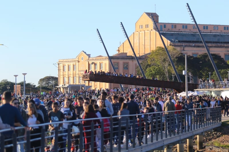 Mar de gente aproveitou feriado de Corpus Christi para curtir o dia ensolarado à beira do Guaíba