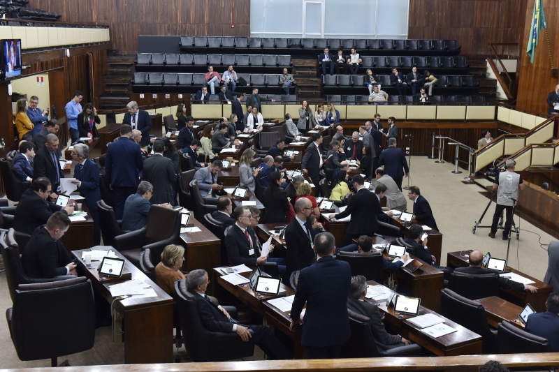 Apenas dois projetos estão aptos para votação em plenário amanhã