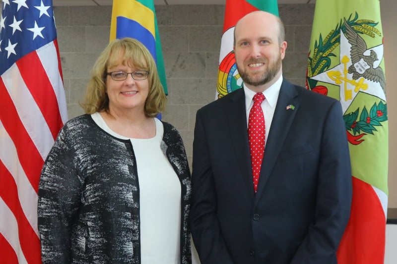 Julia Harlan e William Popp recepcionaram os convidados no Consulado Americano 