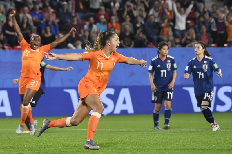 Lieke Martens comemora o gol da vitória das holandesas contra o arco do Japão
