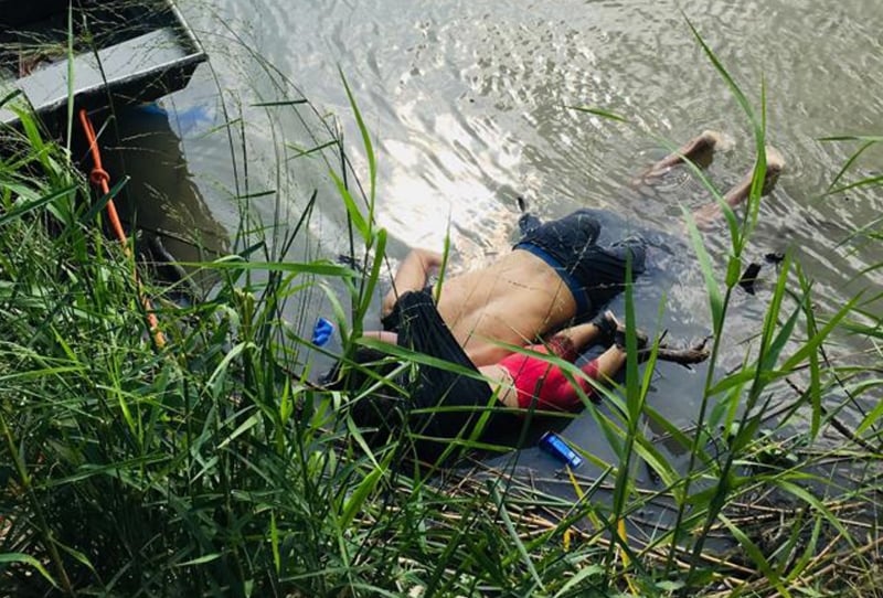 Imagem dos corpos de Óscar Alberto Ramírez e sua filha Valeria virou símbolo do drama dos imigrantes