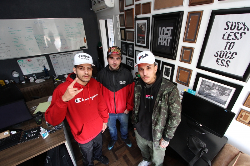 Entrevista com os criadores da Olimpo, maior produtora de RAP do Rio Grande do sul.
Na foto: e/d: Keni Martins, Julio Romani e Guilherme Camerini Foto: MARCO QUINTANA/JC