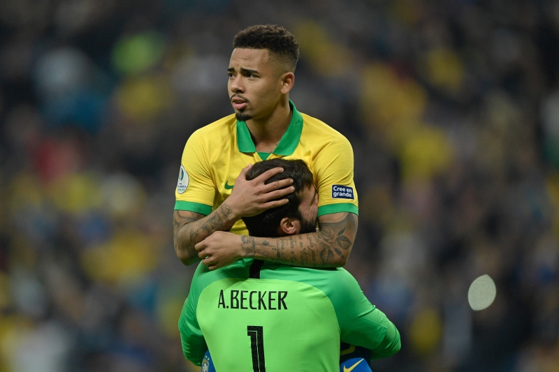 Gabriel Jesus, autor do último gol nos pênaltis, comemora com Alisson, que defendeu uma cobrança