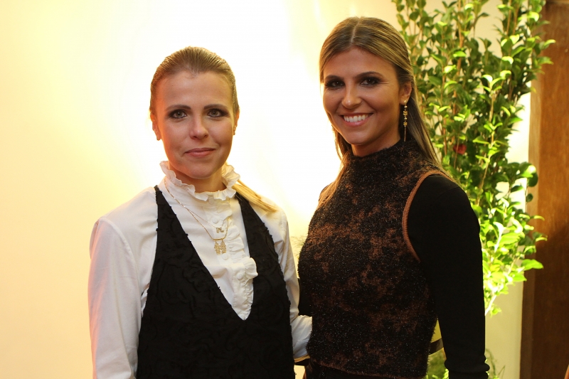 {'nm_midia_inter_thumb1':'https://www.jornaldocomercio.com/_midias/jpg/2019/06/28/206x137/1_mq270619_bins117-8767652.jpg', 'id_midia_tipo':'2', 'id_tetag_galer':'', 'id_midia':'5d164e372158b', 'cd_midia':8767652, 'ds_midia_link': 'https://www.jornaldocomercio.com/_midias/jpg/2019/06/28/mq270619_bins117-8767652.jpg', 'ds_midia': 'Lizianne Koch Nienaber e Mariana Porto Koch participaram do evento ', 'ds_midia_credi': 'MARCO QUINTANA/JC', 'ds_midia_titlo': 'Lizianne Koch Nienaber e Mariana Porto Koch participaram do evento ', 'cd_tetag': '1', 'cd_midia_w': '800', 'cd_midia_h': '533', 'align': 'Left'}