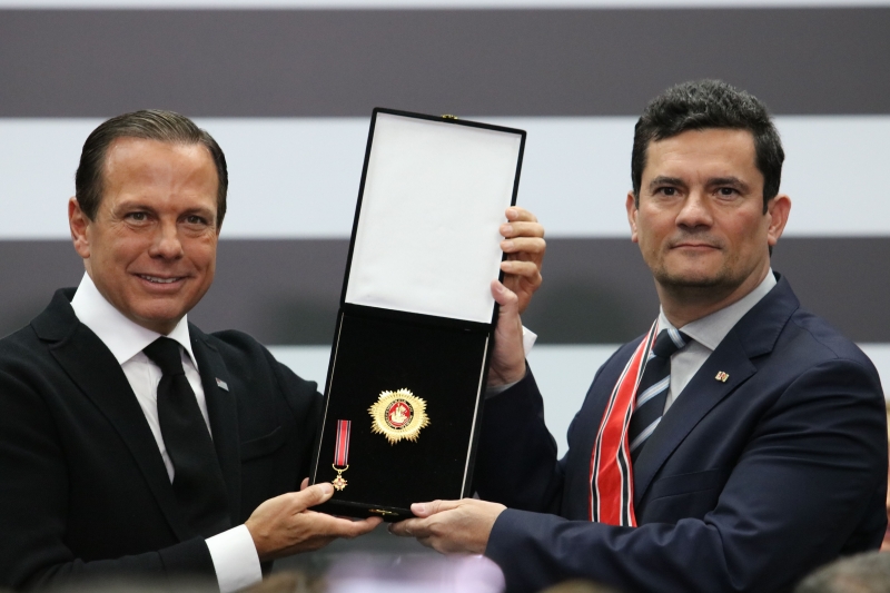 Moro (d) recebeu de João Doria a honraria máxima do estado de São Paulo, a Medalha da Ordem do Ipiranga