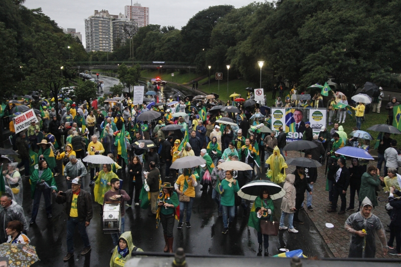 Sob chuva, porto-alegrenses se vestiram nas cores verde e amarelo e ocuparam avenida Goethe