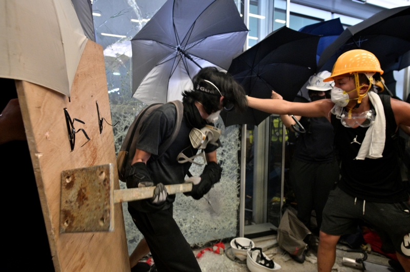 Manifestantes bateram contra painel de vidro da entrada do prédio, quebrando parcialmente a proteção