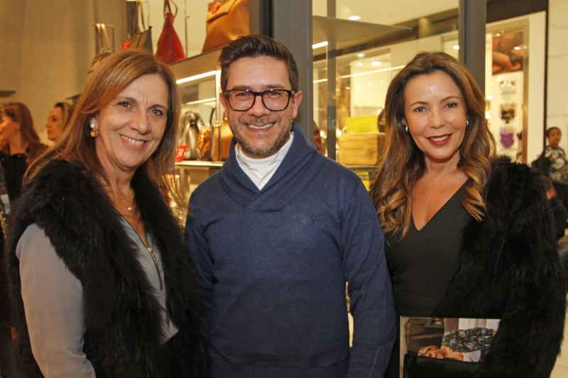 Cristina Moreira de Oliveira, Geraldo Brandeburski Junior e Simone Moretto no coquetel de lançamento da Revista WE