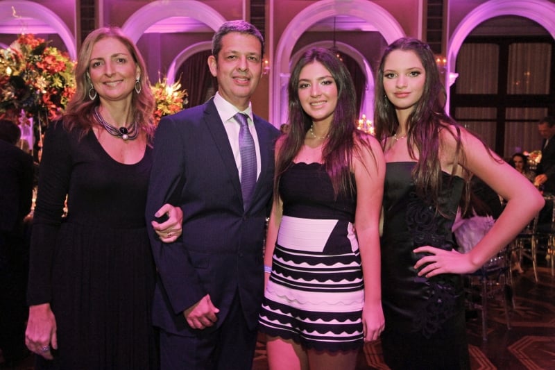 Bárbara e Rodrigo Fischer com as filhas Antônia e Manoela Borges Fortes Fischer