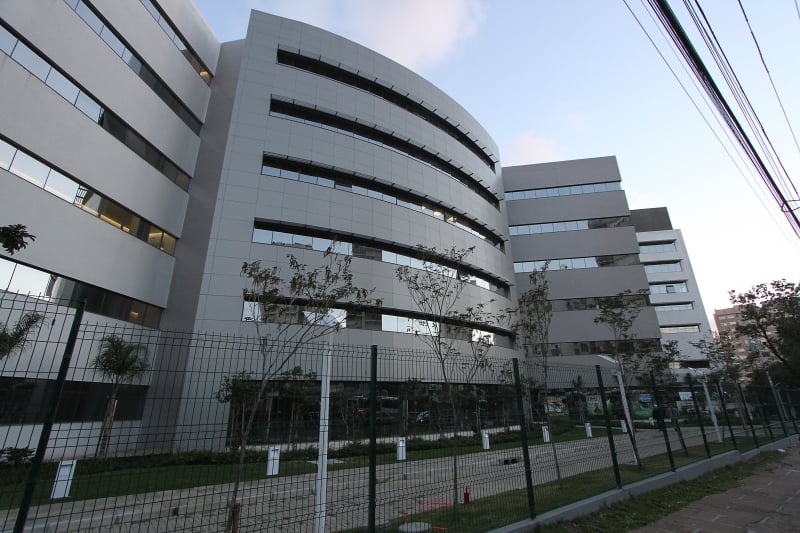 O HCPA reforça o apelo à população para que casos menos graves sejam encaminhados às Unidades Básicas de Saúde (UBSs) ou às Unidades de Pronto Atendimento (UPAs)