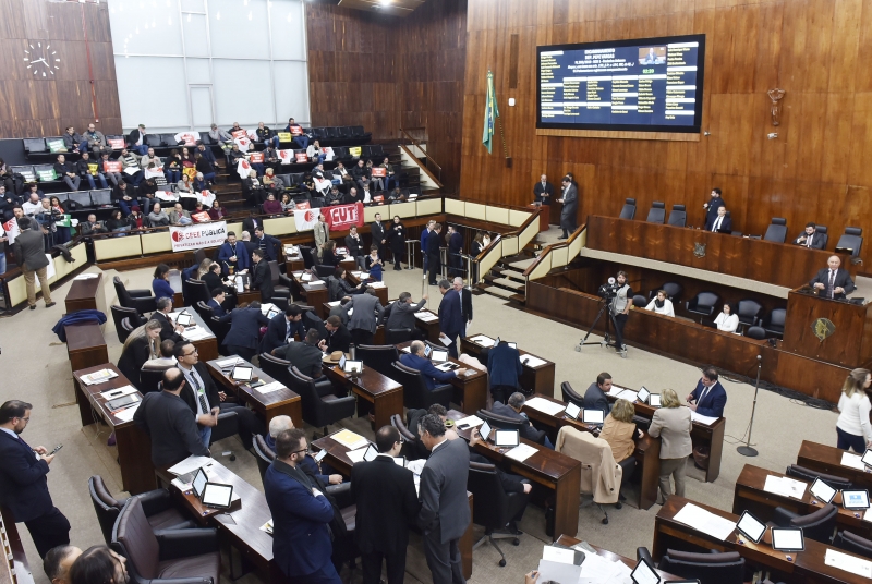 Plenário aprovou por 40 votos a 14 a venda da estatal de energia, primeiro dos três projetos