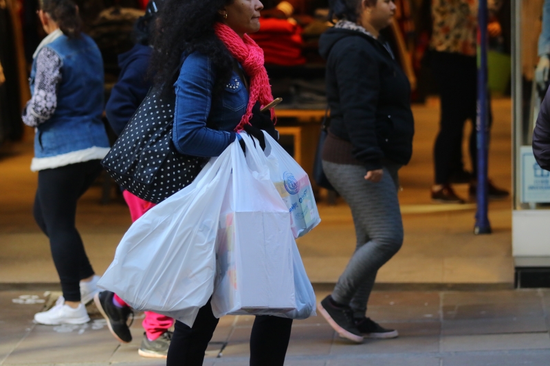 Setor recuou 7,6% ante julho e 3,4% ante agosto do ano passado no Estado