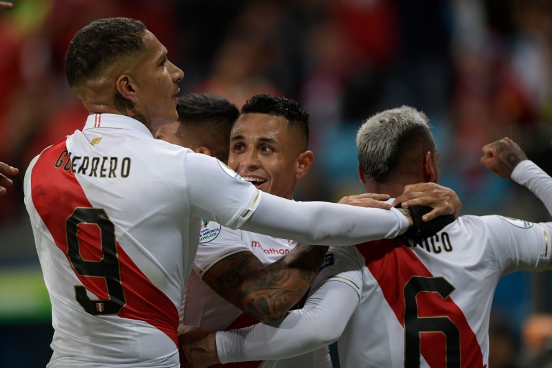 Guerrero (e) e Yotun (C) marcaram na vitória do Peru que decide o título contra o Brasil