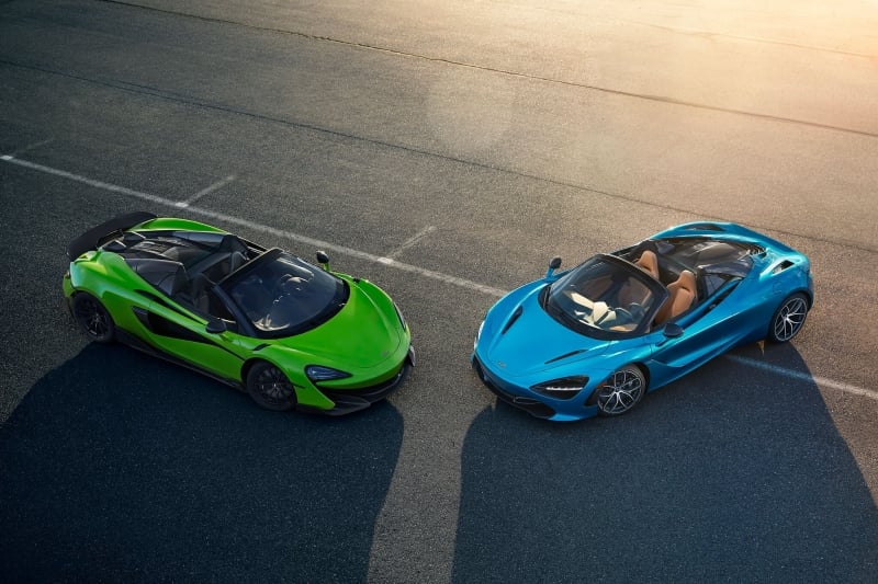 Os modelos 720S Spider (azul) e 600LT Spider (verde) custam R$ 3,45 milhões e R$ 3,25 milhões