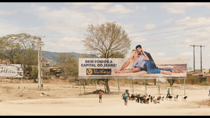 'Estou me guardando para quando o Carnaval chegar' mostra o ritmo acelerado das fábricas de jeans