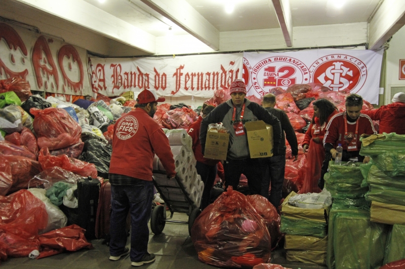 {'nm_midia_inter_thumb1':'https://www.jornaldocomercio.com/_midias/jpg/2019/07/05/206x137/1_mc050719_gigantinho_doacao__85_-8775503.jpg', 'id_midia_tipo':'2', 'id_tetag_galer':'', 'id_midia':'5d1fbf322751f', 'cd_midia':8775503, 'ds_midia_link': 'https://www.jornaldocomercio.com/_midias/jpg/2019/07/05/mc050719_gigantinho_doacao__85_-8775503.jpg', 'ds_midia': 'Membros das torcidas organizadas do Internacional engajaram-se na campanha', 'ds_midia_credi': 'MARIANA CARLESSO/JC', 'ds_midia_titlo': 'Membros das torcidas organizadas do Internacional engajaram-se na campanha', 'cd_tetag': '1', 'cd_midia_w': '800', 'cd_midia_h': '533', 'align': 'Left'}
