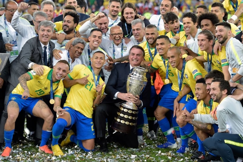 No Maracanã, presidente cumprimentou vencedores e comemorou com a seleção brasileira de futebol