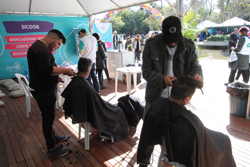 Dia C teve oferta gratuita de serviços como corte de cabelo no Parque da Redenção