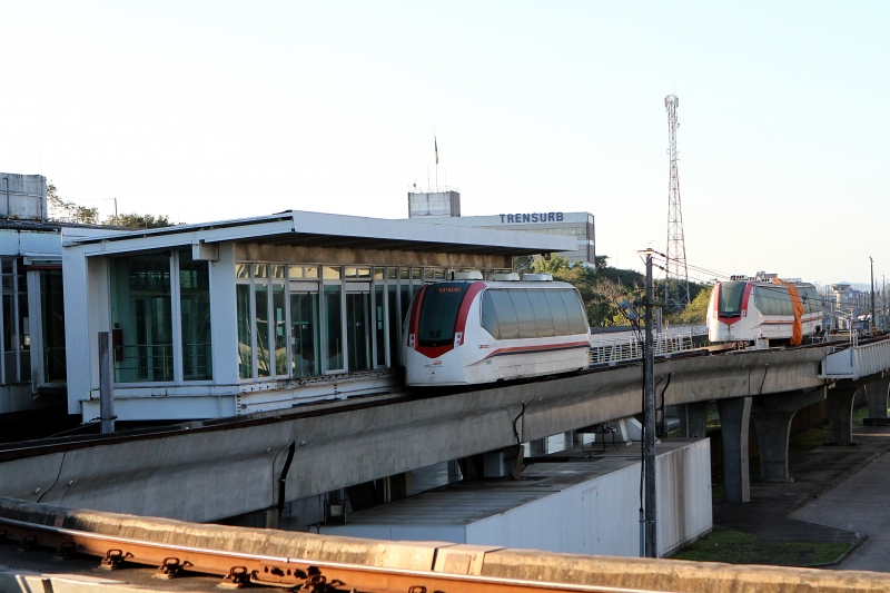 Ligação com o veículo que percorre quase um quilômetro foi suspensa em março no aeroporto