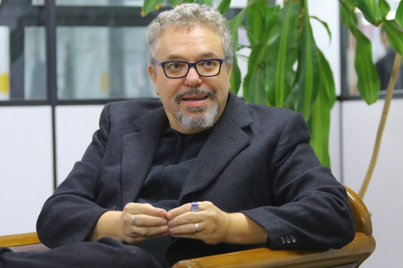 {'nm_midia_inter_thumb1':'https://www.jornaldocomercio.com/_midias/jpg/2019/07/09/206x137/1_cd090719_diretor__40_-8778749.jpg', 'id_midia_tipo':'2', 'id_tetag_galer':'', 'id_midia':'5d24f1aeef44f', 'cd_midia':8778749, 'ds_midia_link': 'https://www.jornaldocomercio.com/_midias/jpg/2019/07/09/cd090719_diretor__40_-8778749.jpg', 'ds_midia': 'Diretor Paulo Nascimento fala sobre episódios que retratam bastidores do futebol', 'ds_midia_credi': 'CLAITON DORNELLES /JC', 'ds_midia_titlo': 'Diretor Paulo Nascimento fala sobre episódios que retratam bastidores do futebol', 'cd_tetag': '1', 'cd_midia_w': '800', 'cd_midia_h': '533', 'align': 'Left'}