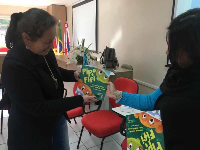 História dos personagens Pipo e Fifi ajuda a desenvolver ações junto às crianças para abordar o tema