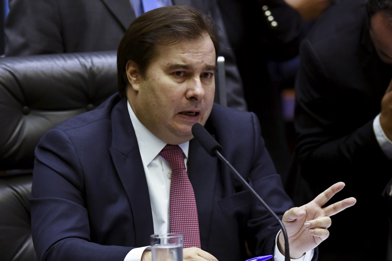 Rodrigo Maia disse que as declarações do filho do presidente são 'repugnantes'
